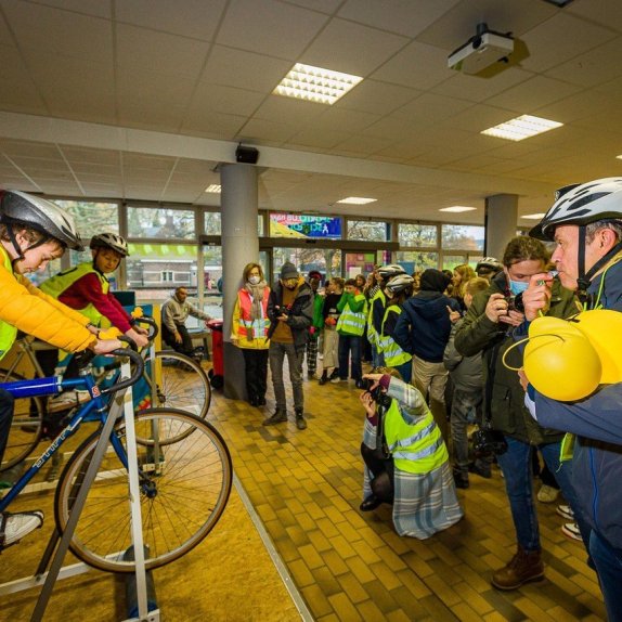 XIU-peter Frank Deboosere fluit de fietswedstrijd op gang. — © Dirk Vertommen