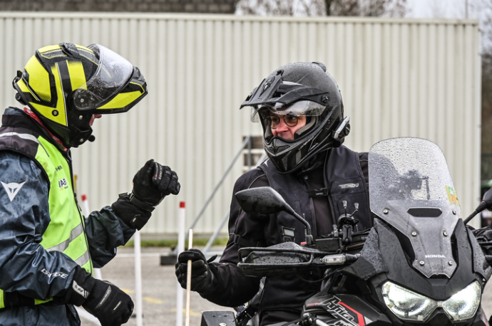 Motorrijlesgever tijdens een voortgezette motortraining Ready to Ride